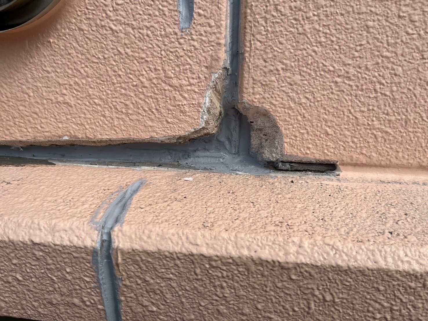 ひび割れ箇所にコーキング充填